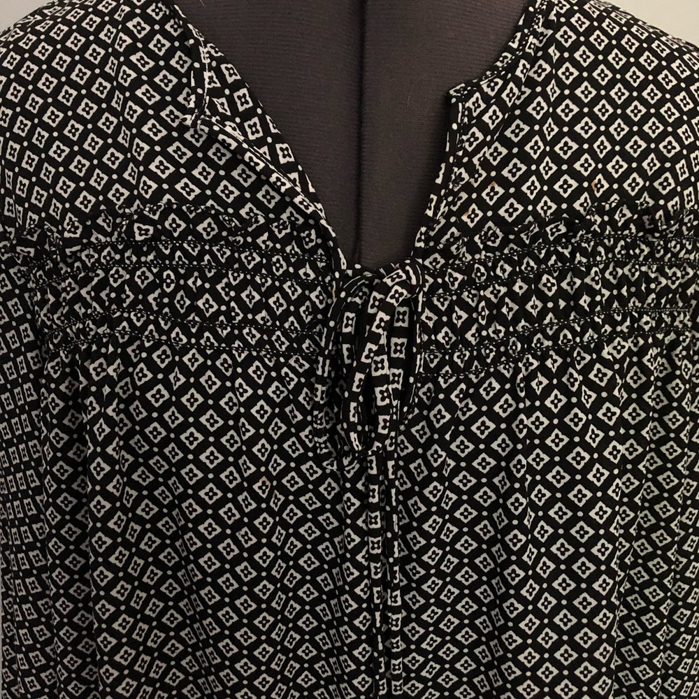 Max Studio Pretty Blouse with front tie and cute sleeves - Picture 2 of 6